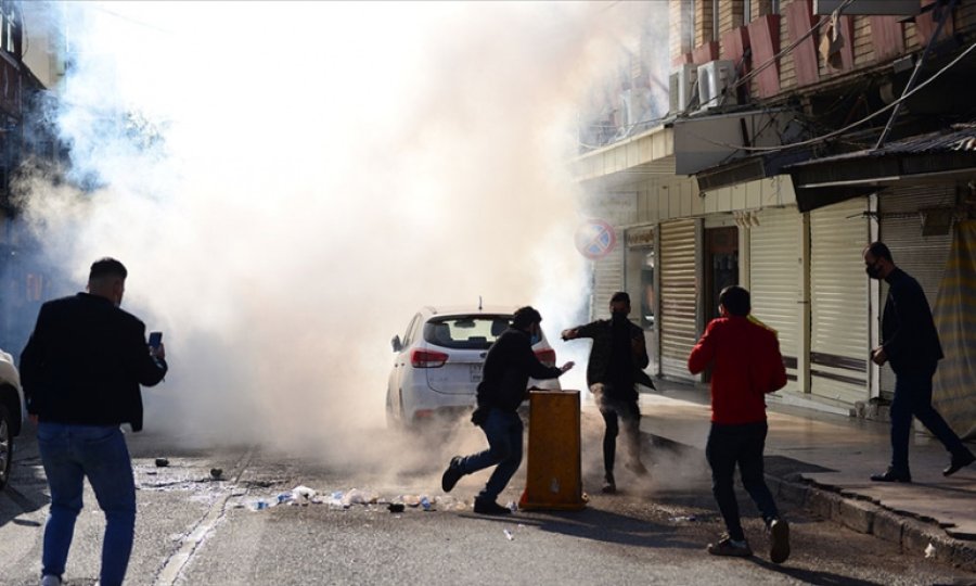 Irak'ın Süleymaniye kentinde protestocular siyasi parti binalarını ateşe verdi