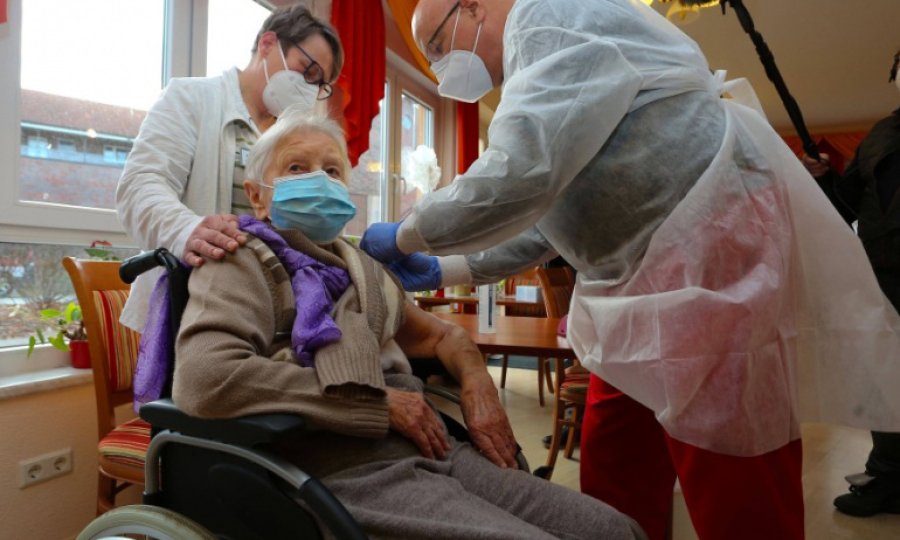 Almanya'da Kovid-19 aşısı yapılmaya başlandı
