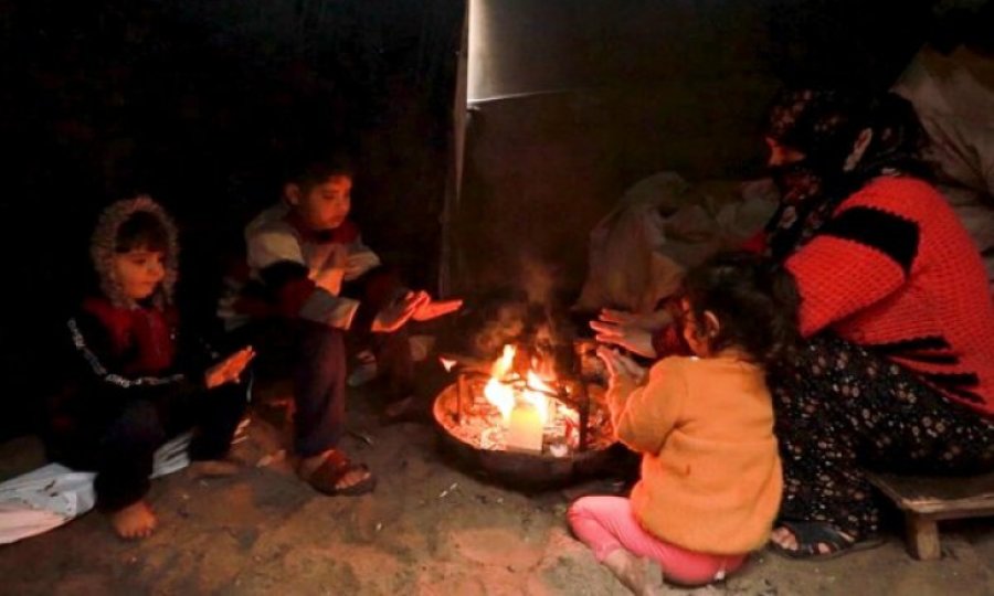 Gazze halkının hayat mücadelesi: Kızımın saçları yatağı sular içindeydi