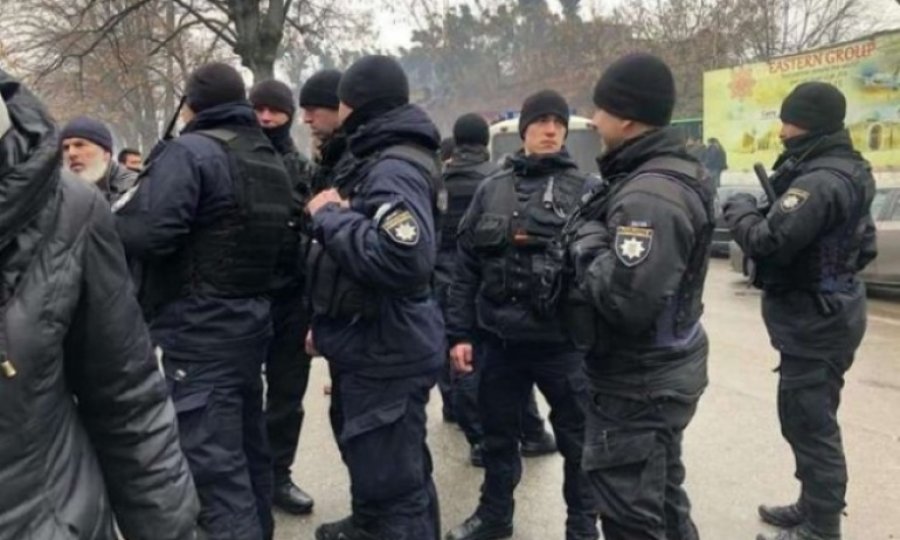 Cami çıkışı kimlik kontrolüne tepki: Müslümanların öfkesini anlıyoruz