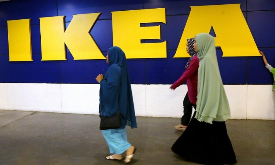 IKEA, başörtüsüne tepkili müşterisine karşı çalışanını savundu