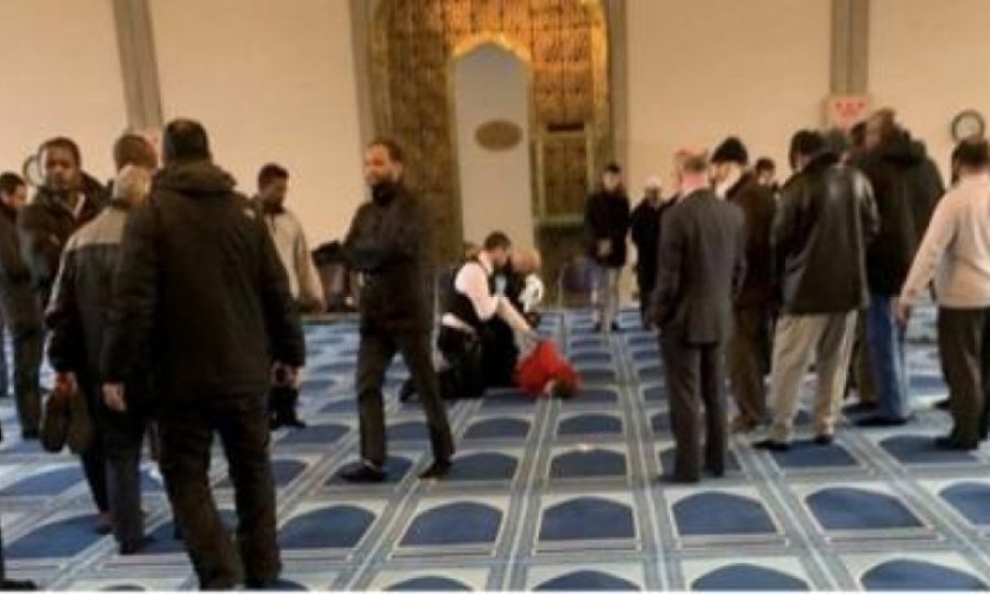 Londra'da Camide Bıçaklı Saldırı