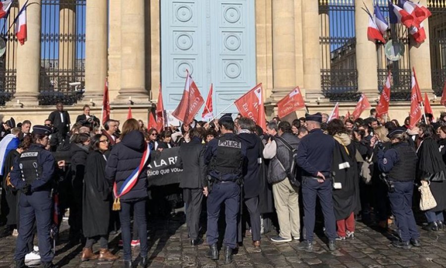 Fransa'da avukatlardan meclis önünde emeklilik reformu protestosu