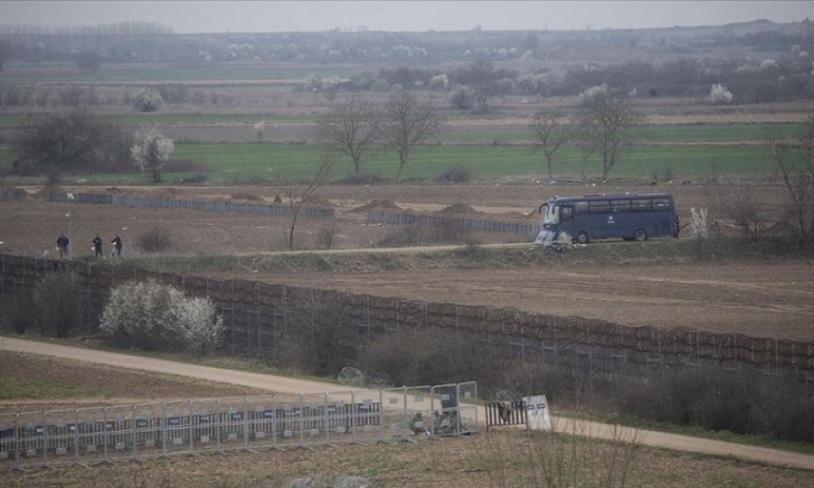 Yunanistan hudut birlikleri sınır hattına 'siper' kazıyor
