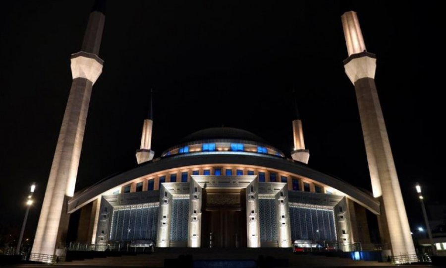 Koronavirüsün son bulması için cami hoparlörlerinden ikinci kez dualar yükseldi