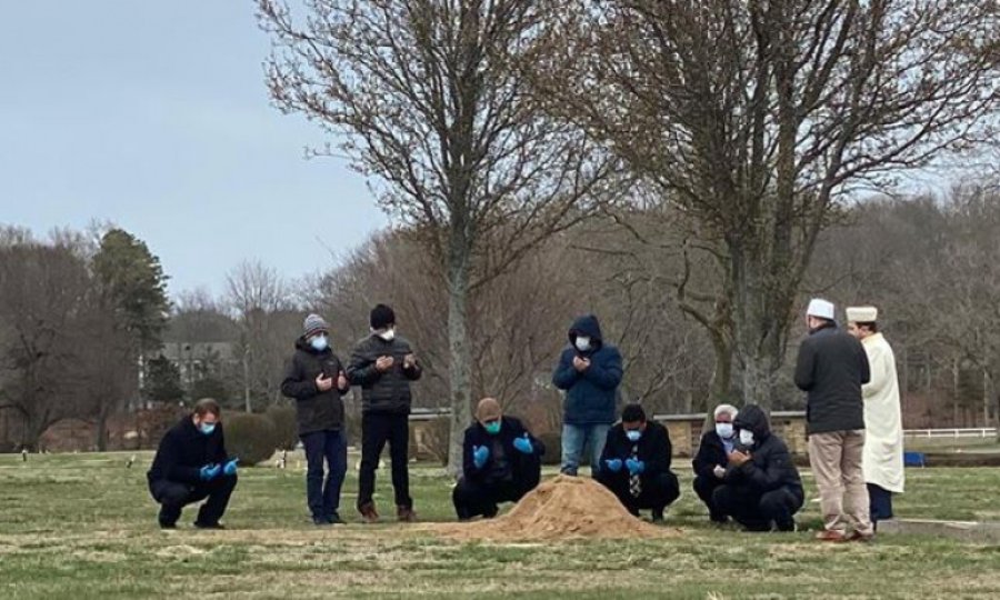 Kovid-19 nedeniyle hayatını kaybedenlerin defin işlemleri