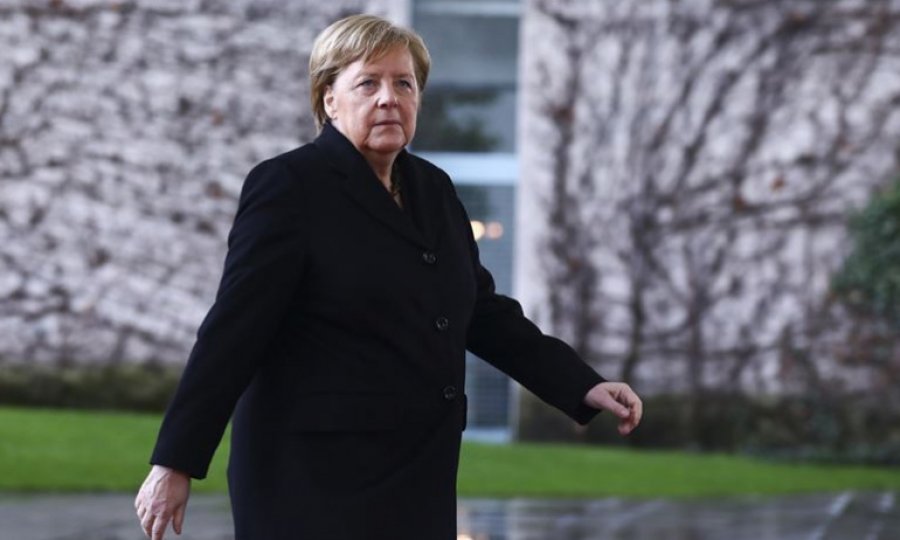 Merkel: İbadethanelerinde bir araya gelemeyen tüm inananlarla zihnen beraberim