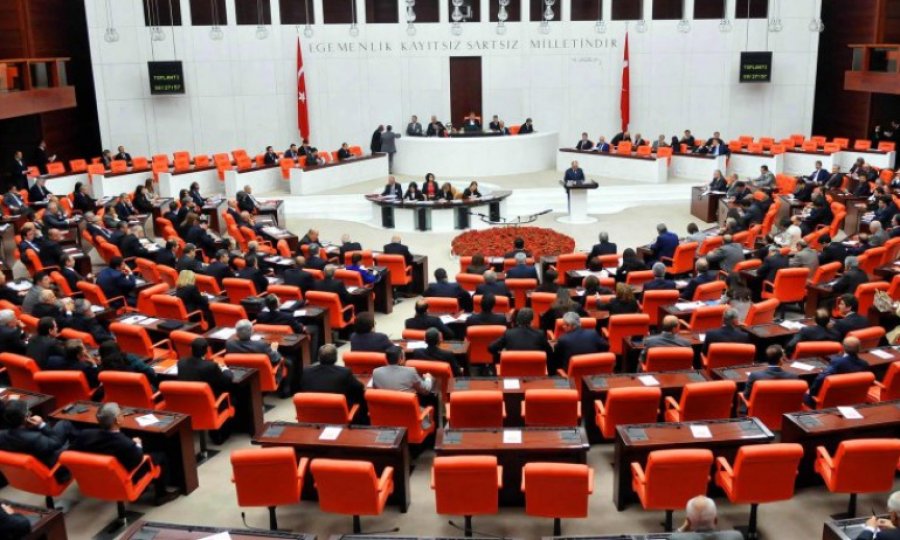 Tartışmalı yasayla 90 bin kişiye tahliye yolu açıldı