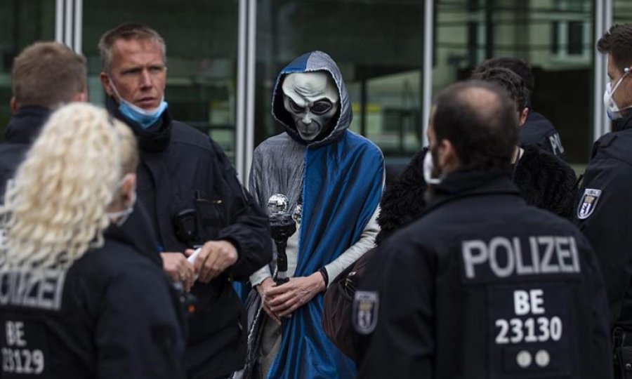 Almanya’da Kovid-19 tedbirlerini binlerce kişi protesto etti
