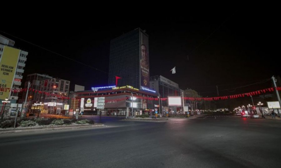 Sokağa çıkma kısıtlamasının başlamasıyla 15 ilde sokaklar sessizliğe büründü