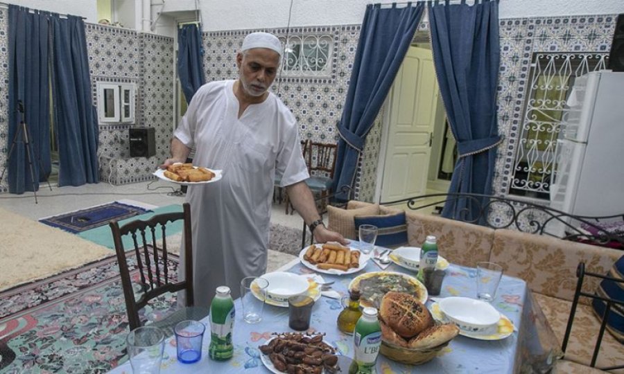 Tunuslu medrese hocası salgın günlerinde ramazan ruhunu canlı tutmaya çalışıyor