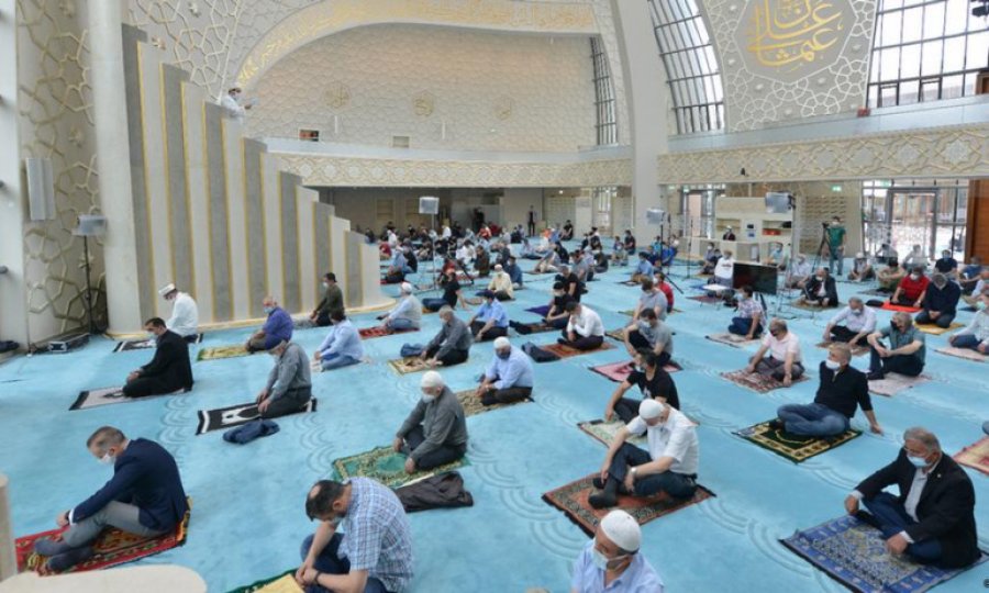Almanya'da Camilerin çoğu bayram namazına hazır