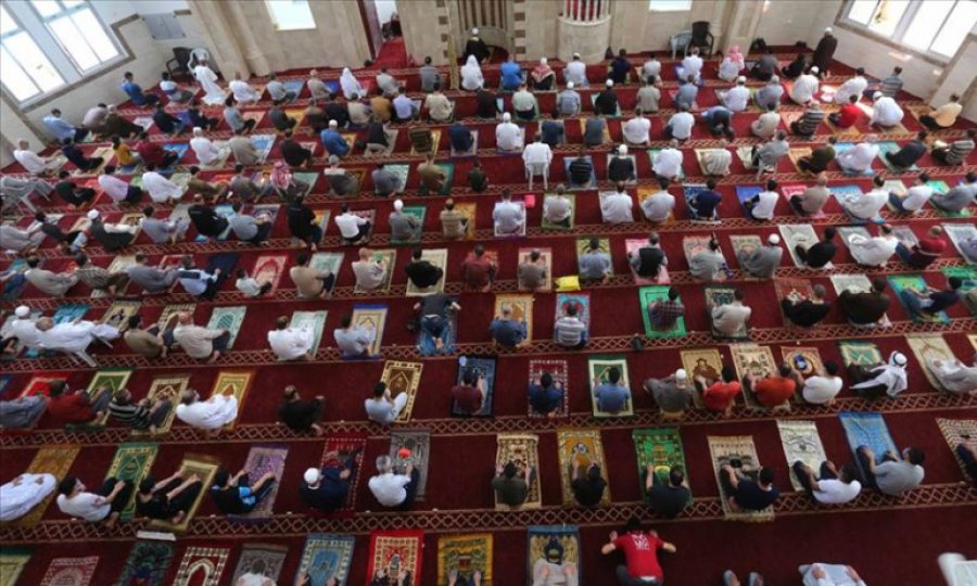 Gazze'de Kovid-19 nedeniyle iki ay aradan sonra cuma namazı kılındı