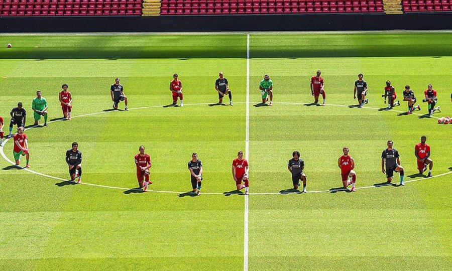 Liverpoollu futbolcular George Floyd için diz çöktü