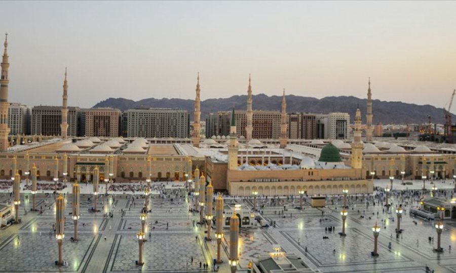 Mescid-i Nebevi'de 2,5 ay aradan sonra ilk cuma namazı kılındı