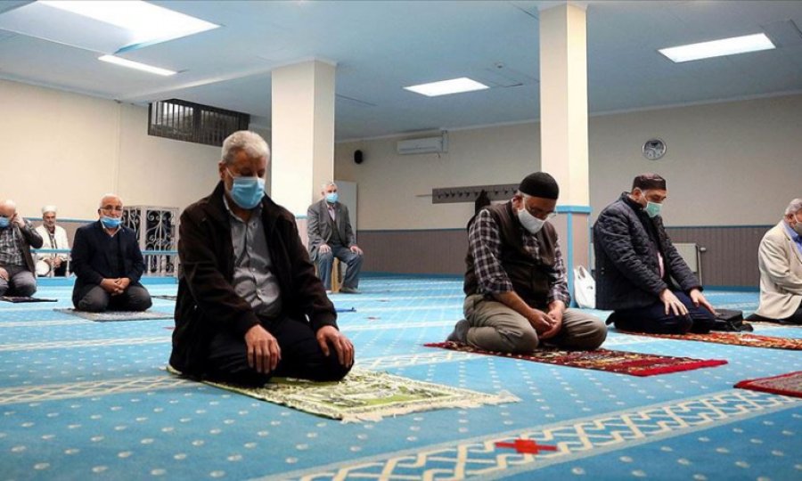 Belçika'da bazı camiler yeniden ibadete açıldı