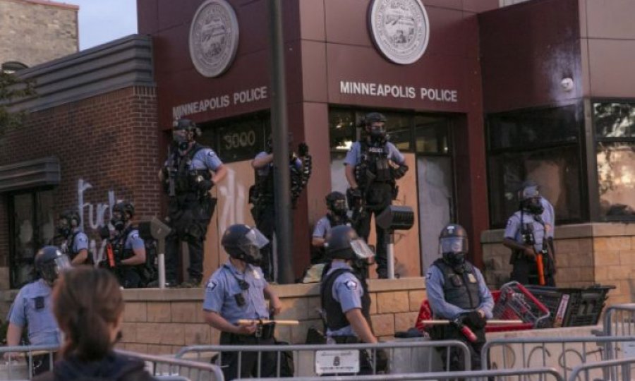 George Floyd'un öldürüldüğü Minneapolis'teki polis departmanı kapatılacak 