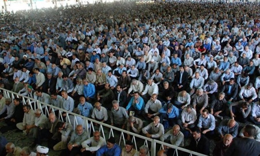 İran'da maske ve kişisel seccade şartıyla cuma namazına izin verildi