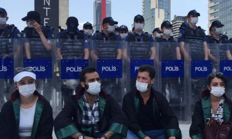 Baro başkanlarına Ankara girişinde polis barikatı
