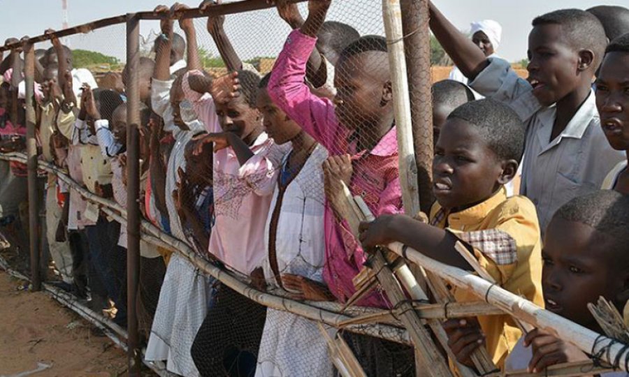 Binlerce göçmen yiyecek ve sudan bile mahrum