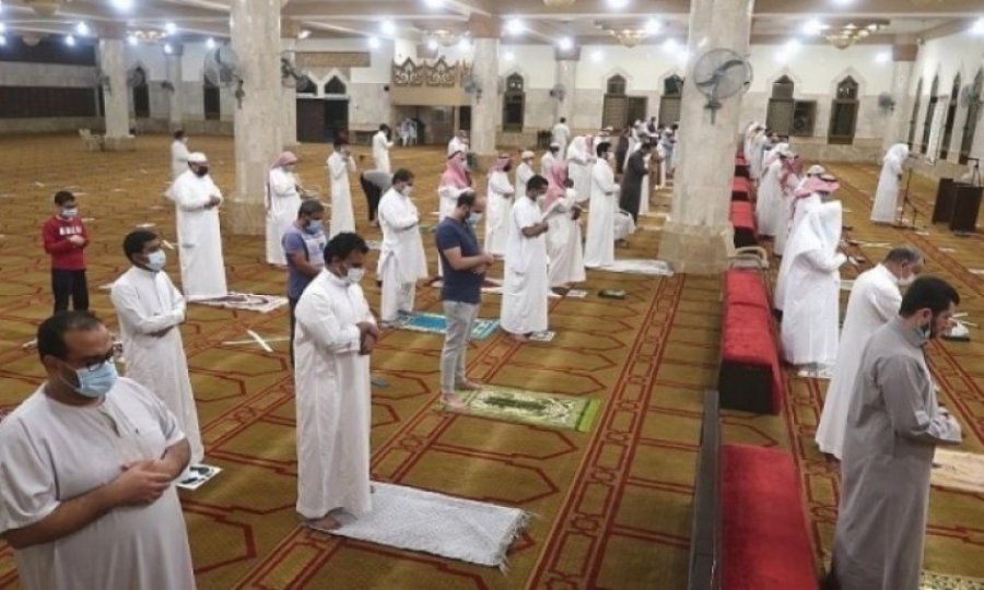Mekke camilerinde 3 ay aranın ardından namaz kılındı 
