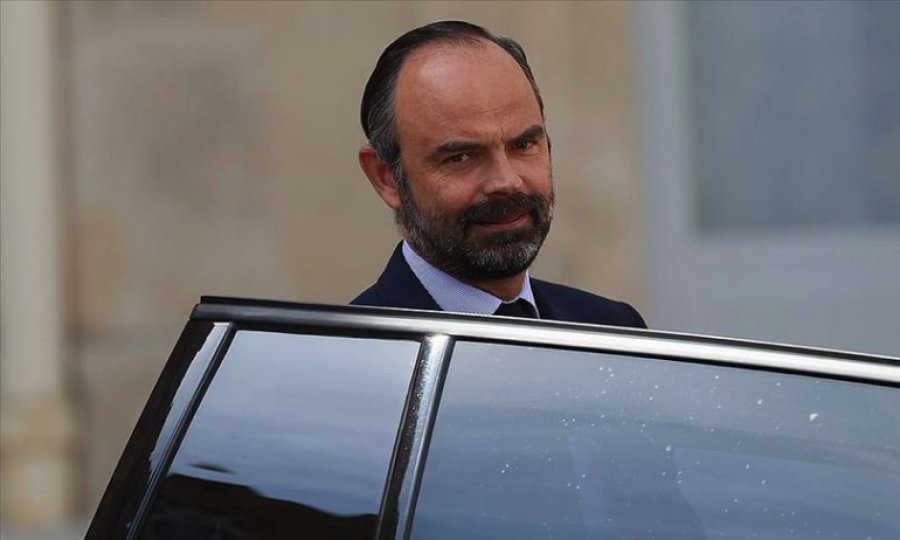 Fransa'da toplumsal ve ekonomik krizler başbakanı istifaya götürdü