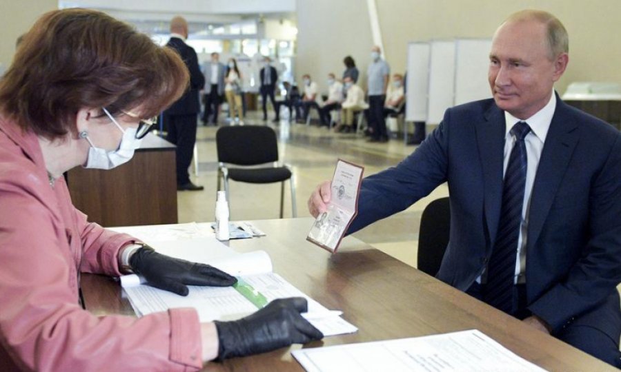 Putin'i 2036'ya kadar iktidarda tutacak değişikliğe Ruslardan onay