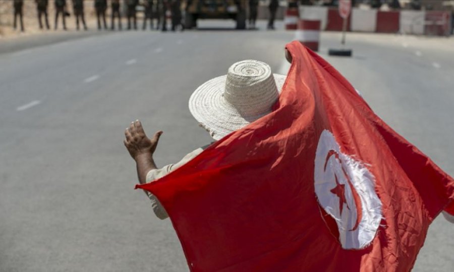 Tunus'ta Başbakan Fahfah ile Nahda Hareketi arasındaki güç mücadelesini kim kazanacak?