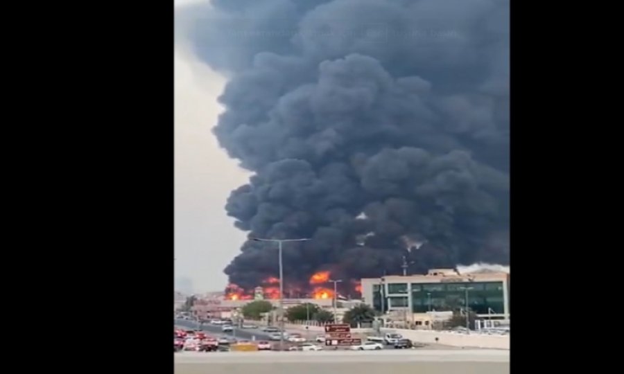 BAE'de Sanayi Bölgesinde Büyük Yangın Çıktı