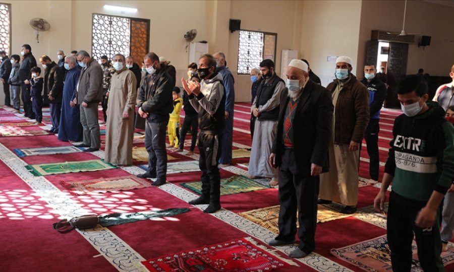 Gazze'de süredir kapalı olan camiler yeniden ibadete açıldı
