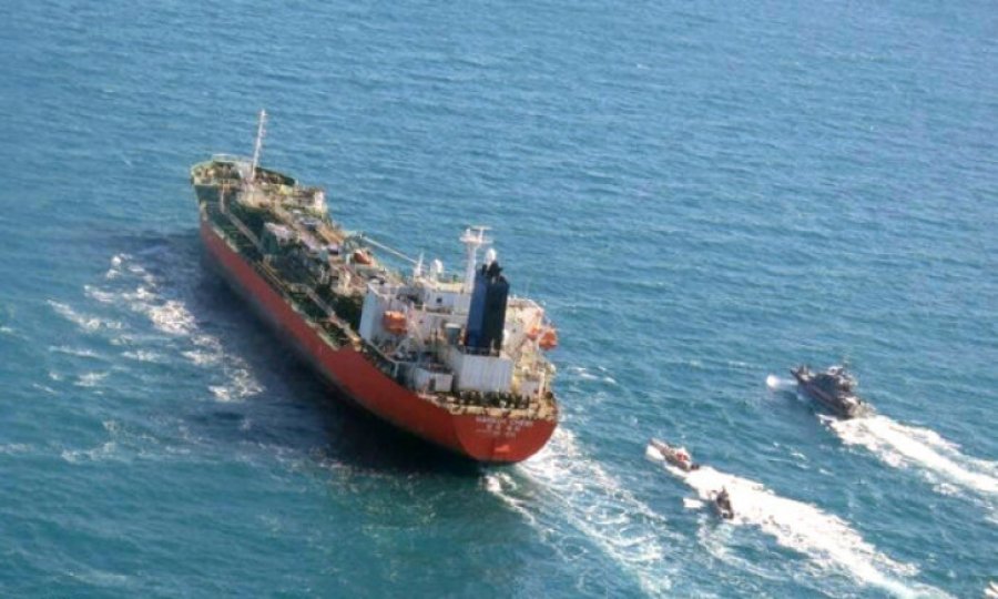 İran, Faks Körfezi'nde bir petrol tankerine el koydu