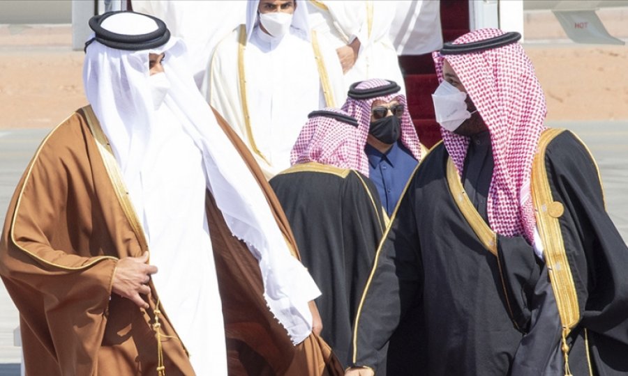 Suudi Arabistan Veliaht Prensi'nden Katar Emiri'ne sıcak karşılama