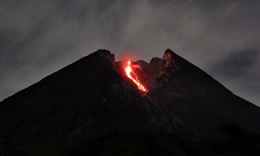 Endonezya'da Merapi Yanardağı son 6 saatte 36 kez lav püskürttü