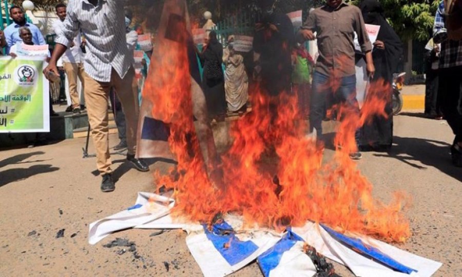 Sudan'da siyonist İsrail bayrağı ateşe verildi