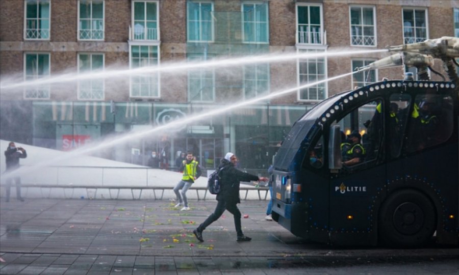Hollanda'da sokağa çıkma kısıtlamalarına karşı düzenlenen protestolarda olaylar çıktı