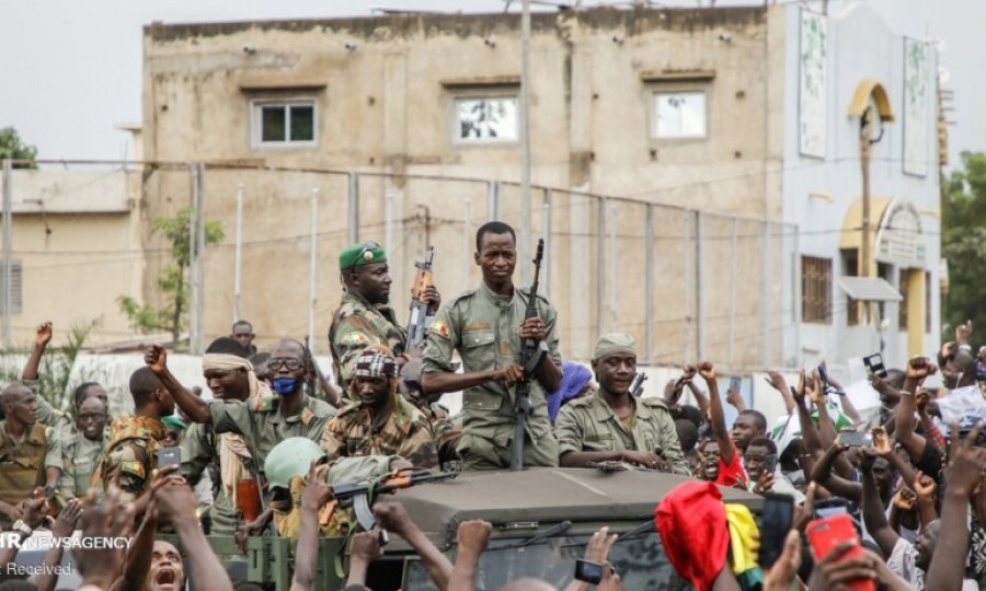 Mali'de askeri cunta resmen dağıtıldı