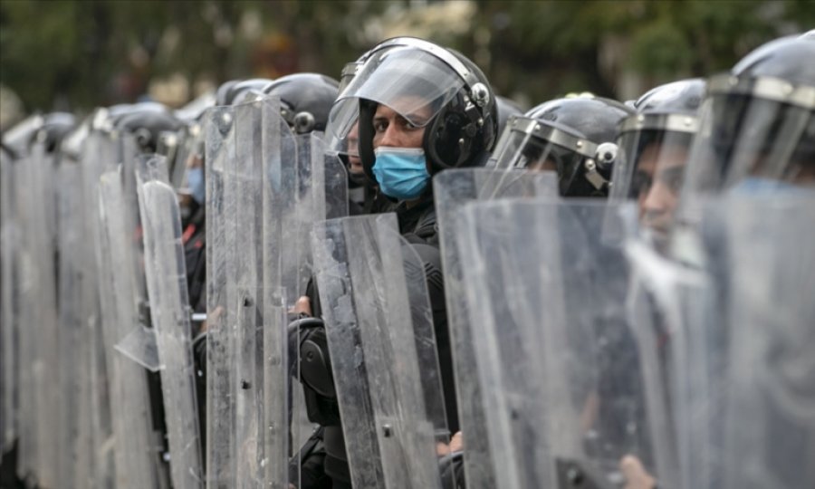 Tunus'ta ordu birlikleri Sbitla beldesindeki protestolar nedeniyle sokaklarda konuşlandı