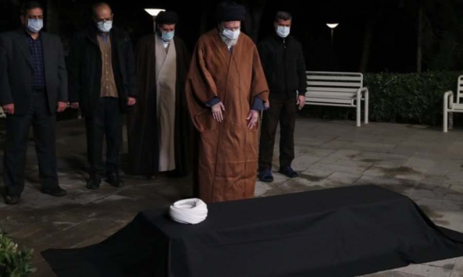 İmam Hamaney, Şehid Süleymani'nin dostu Ayetullah Mesbah Yezdi'nin cenaze namazını kıldırdı