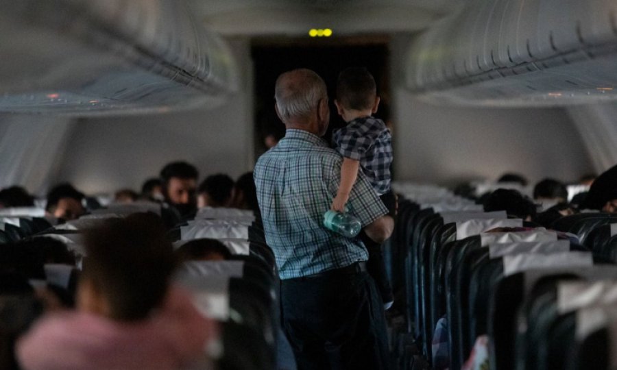 Siyonist STK Yüzlerce Afganı gizlice kaçırdı