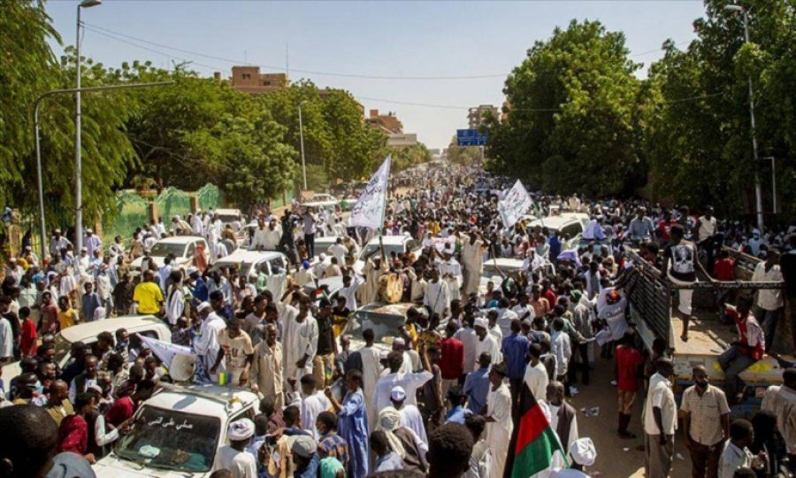 Sudan'da binlerce kişi hükümet karşıtı gösteri düzenledi
