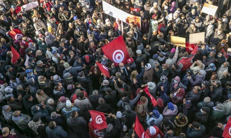 Tunus'ta devrimin yıl dönümünde Cumhurbaşkanı Said yanlıları ve karşıtları sokakta