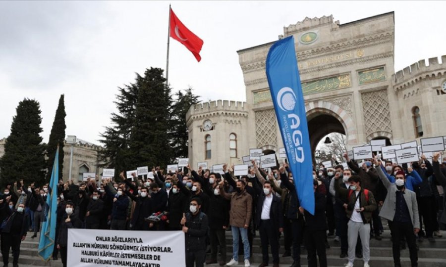AGD Boğaziçi Üniversitesi önünde Kabe fotoğrafının yere serilmesini protesto etti