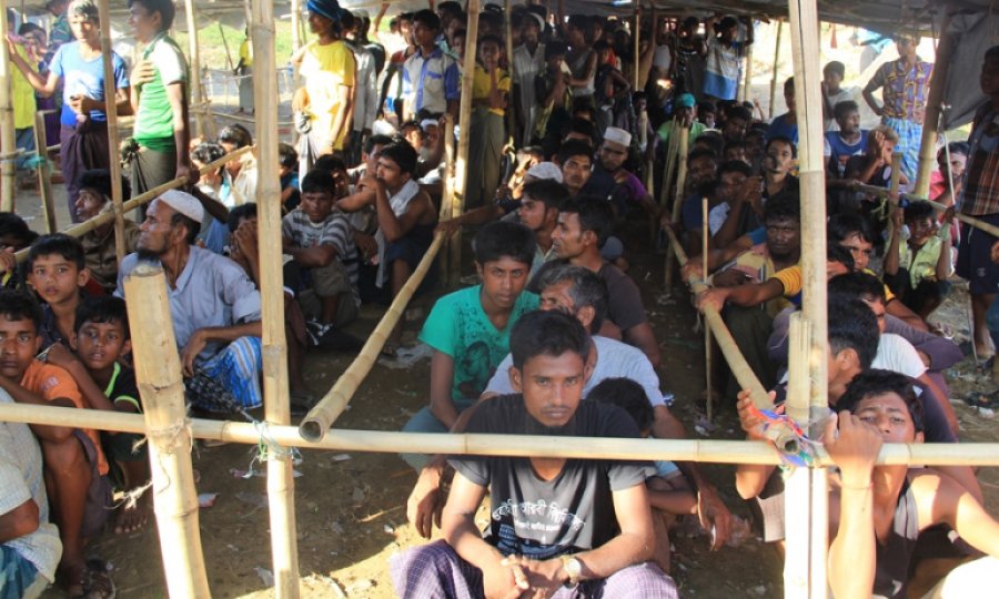 Bangladeş'teki Arakanlı Müslümanlar, darbenin ardından Myanmar'daki yakınlarının güvenliğinden endişeli