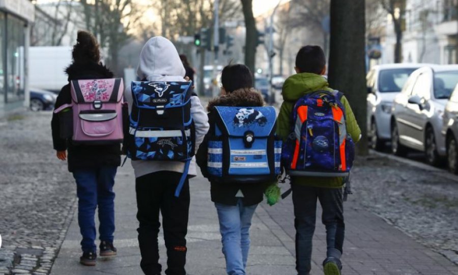 Almanya’nın birçok eyaletinde anaokulları ve ilkokullar açıldı
