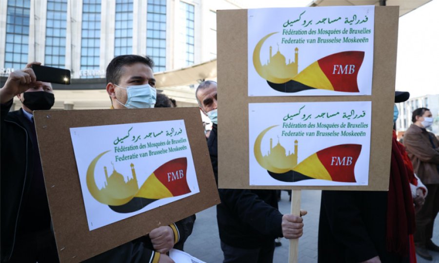 Belçika'da İbadethanelerdeki kişi sınırlaması protesto edildi