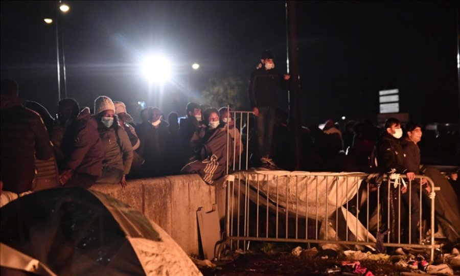 Fransa'da devletten umudu kesen banliyö sakinleri, yardım kuruluşlarının kapısına akın ediyor