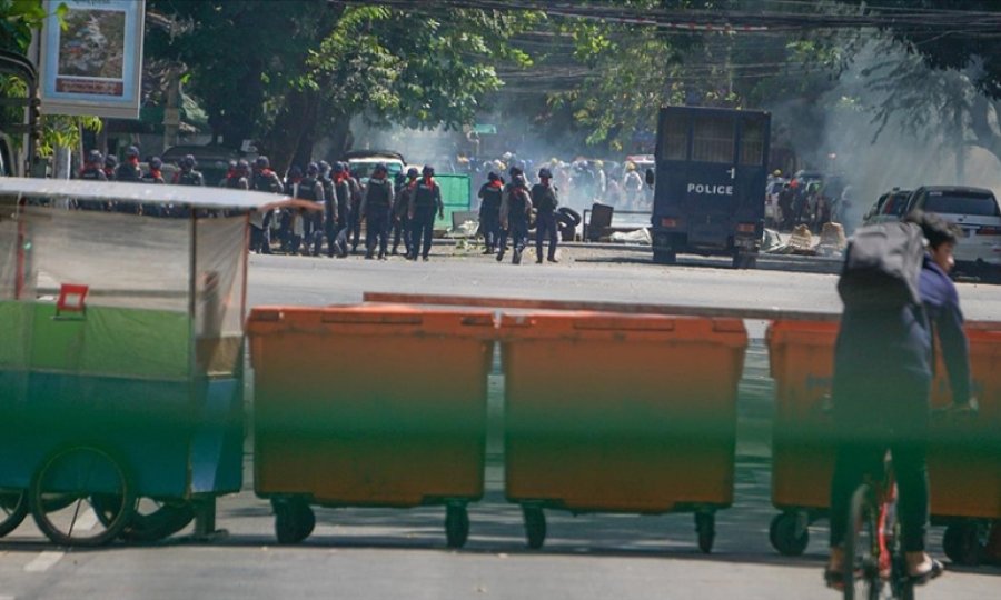 Myanmar'da darbeye karşı protestolar güvenlik güçlerinin sert müdahalesine rağmen sürüyor