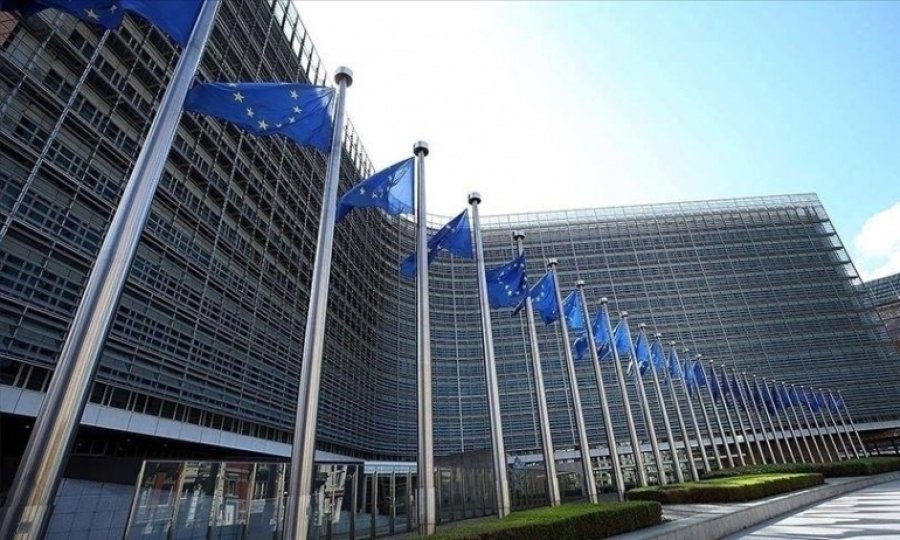 AB, aşı tedarikini kısacağı belirtilen AstraZeneca'nın taahhütlerine uymasını istiyor