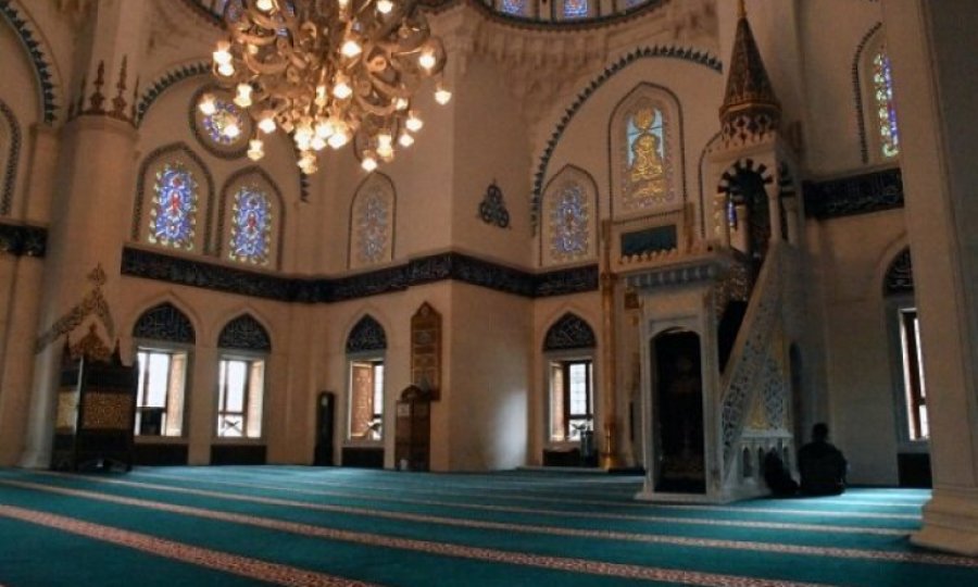Salgın nedeniyle kapalı olan Tokyo Camii yeniden ibadete açıldı