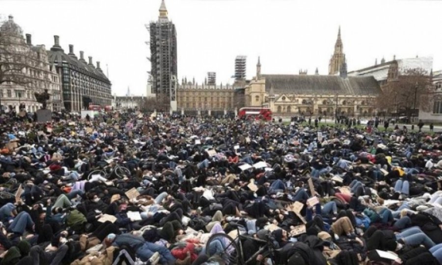 Londra'da kadın cinayetini anma törenine polis müdahalesi protesto edildi